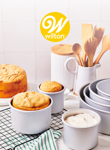 Découvrez les moules à gâteau ronds extra profonds préférés des décorateurs de Wilton !